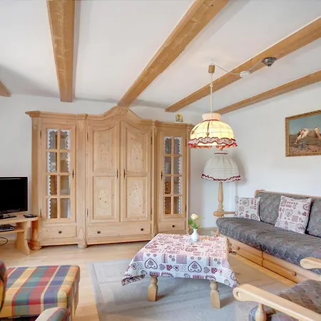 Almroeserl Apartman